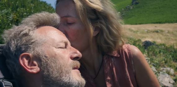 Prili o vetko, nali vak seba. Do kn prichdza romantick drma poda skutonho prbehu Cesta ivota / The Salt Path